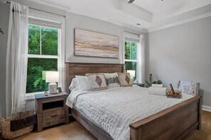 3 soverom, skrivebord, strykejern/-brett og reiseseng for barn