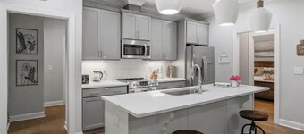 Elegant Luxurious Home, 3 min Duke and 6 min Downtown