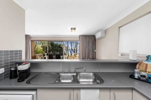 Réfrigérateur, four à micro-ondes, surface de cuisson, lave-vaisselle