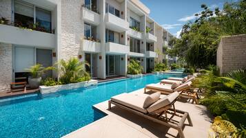 2 albercas al aire libre