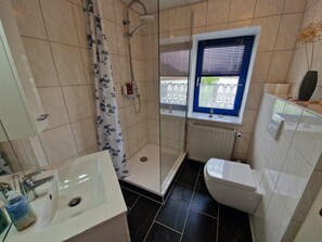 Een douche, een haardroger, handdoeken, zeep