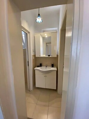 Dusj, hårføner, håndklær og såpe