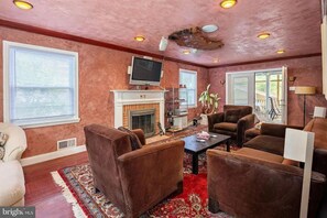 Living area - 1 bed/private bath/not an apartment/walk to metro (Silver Spring)