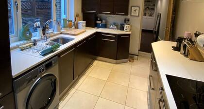 Charming & Spacious 2BD House W/garden - Wimbledon
