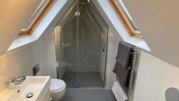 Casa Basic, letti multipli | Bagno | Doccia, asciugamani, sapone, shampoo