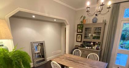 Charming & Spacious 2BD House W/garden - Wimbledon