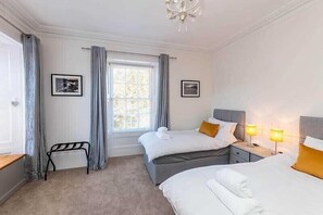 Chambre double ou avec lits jumeaux | Fer et planche à repasser, accès au Wi-Fi (inclus)