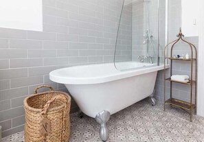 Executive Double Room | Bathroom | Free toiletries