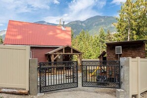 Exterior - Mountain Escape Lodge with Sauna
 (Hope)