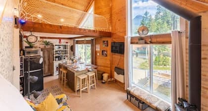 Mountain Escape Lodge with Sauna
