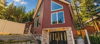 Mountain Escape Lodge with Sauna
