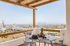 Outdoor dining - Ariadne - Naxos Pantheon Luxury Apartments with outdoor jacuzzi (Naxos)