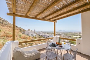 Outdoor dining - Ariadne - Naxos Pantheon Luxury Apartments with outdoor jacuzzi (Naxos)