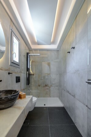 Shower, hair dryer, towels, soap - Ariadne - Naxos Pantheon Luxury Apartments with outdoor jacuzzi (Naxos)