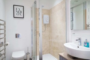Basic Apartment, Multiple Beds | Bathroom | Shower, hair dryer, towels, soap - Trendy & Central 2BD Flat -brick Lane, Shoreditch! (London)