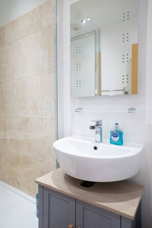 Căn hộ cơ bản, nhiều giường | Phòng tắm | Buồng tắm vòi sen, máy sấy tóc, khăn tắm, xà phòng