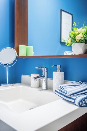 Asciugacapelli, asciugamani, shampoo, carta igienica