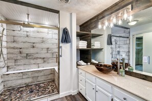 Douche, séchoir à cheveux, serviettes fournies