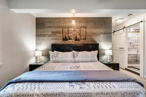 4 soverom, skrivebord, strykejern/-brett og reiseseng for barn