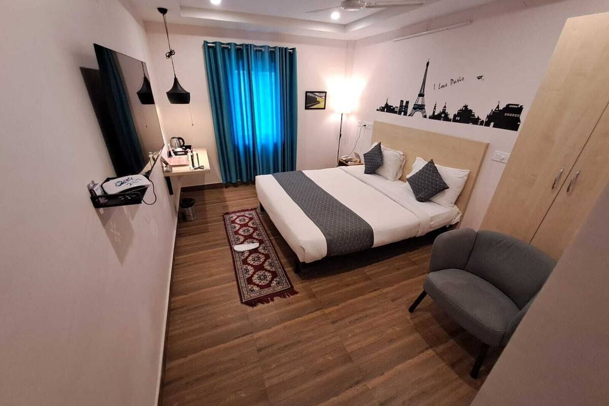 1 bedroom, Egyptian cotton sheets, premium bedding, memory-foam beds