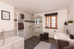 Hair dryer, towels, soap, shampoo - MY STAY: Relaxation between Chiemsee beach & Kampenwand, plenty of space with 79 sqm (Bernau am Chiemsee)