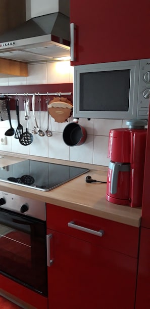 Réfrigérateur, four à micro-ondes, surface de cuisson, lave-vaisselle