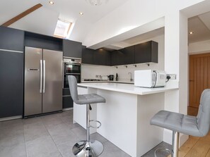 Refrigerador, lavavajillas, tetera eléctrica y tostadora