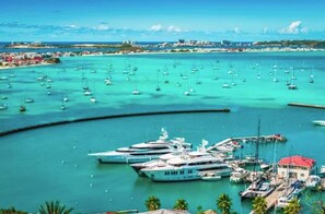 På stranden, solsenger og strandhåndklær