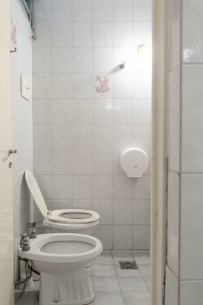 Standard Room | Bathroom | Bidet, towels, shampoo, toilet paper - HOSTEL La Casa de Li  En (Chilecito)