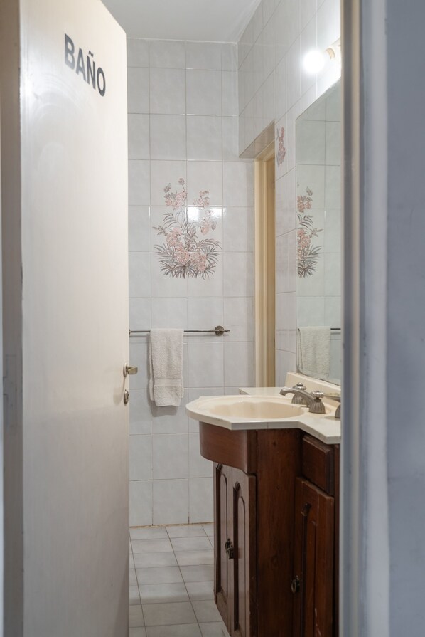 Standard Room | Bathroom | Bidet, towels, shampoo, toilet paper - HOSTEL La Casa de Li  En (Chilecito)