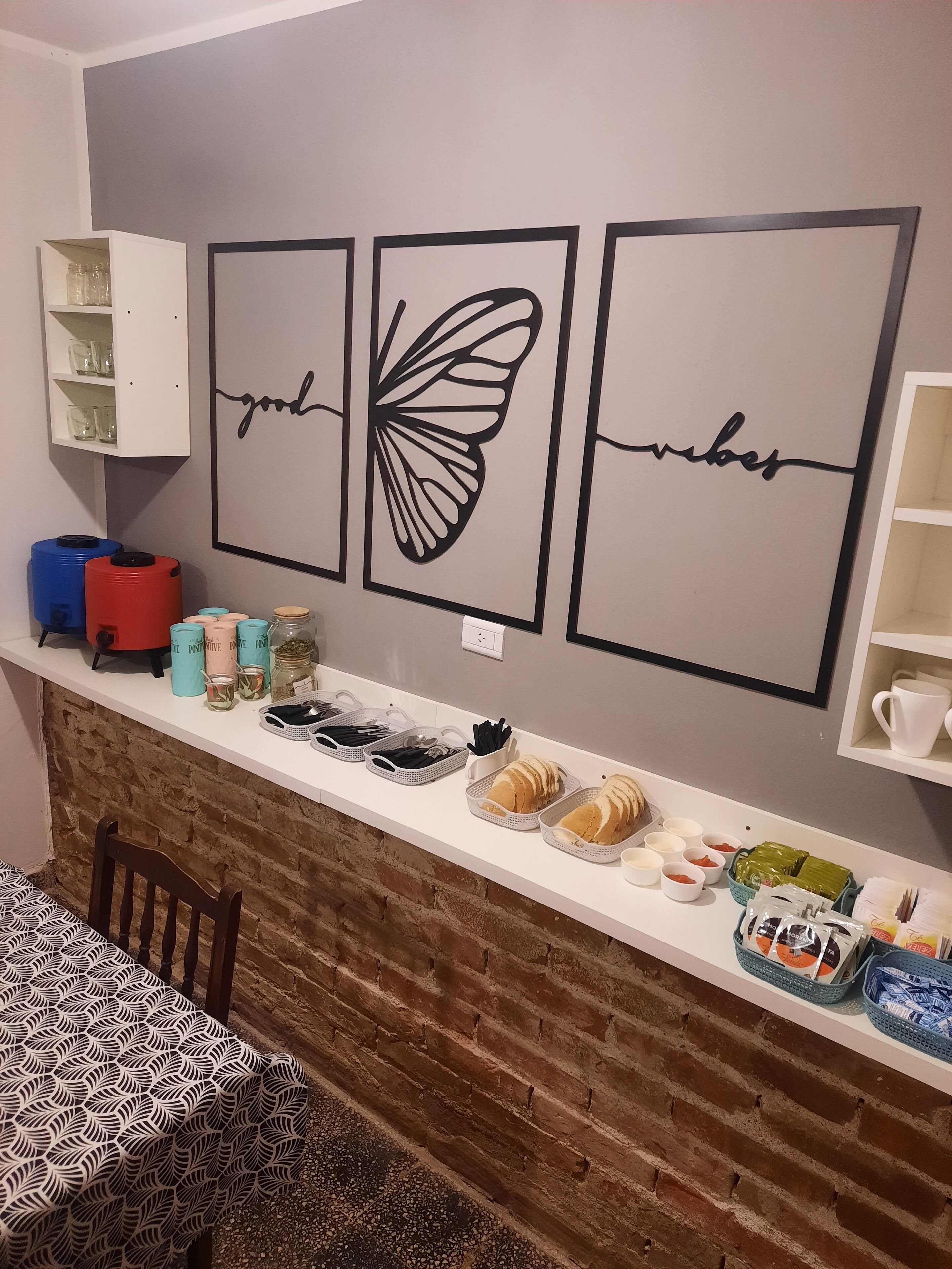 Bao gồm bữa sáng tự phục vụ hàng ngày 