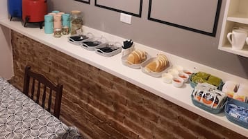 Bao gồm bữa sáng tự phục vụ hàng ngày