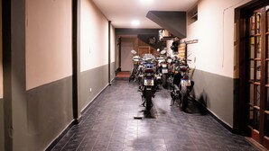 Un pasillo con varias motocicletas estacionadas a lo largo de las paredes.