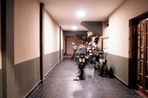 A hallway with multiple motorcycles parked along the walls. - HOSTEL La Casa de Li  En (Chilecito)