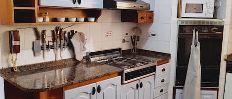 Kühlschrank, Mikrowelle, Wasserkocher
