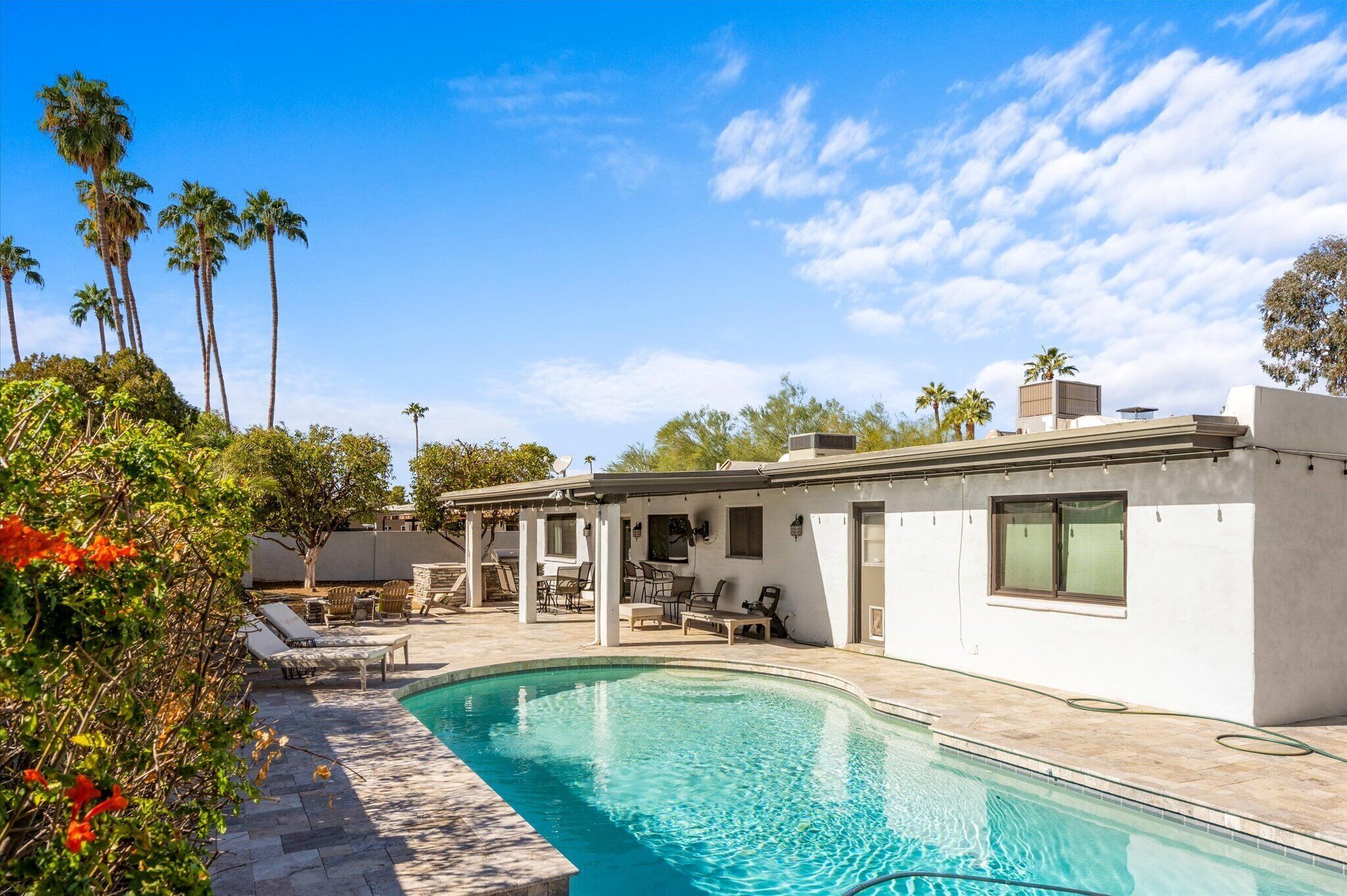 Large Luxury Pet Friendly Home with Pool, Putting Green, Great Location!
