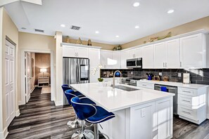 Fridge, microwave, stovetop, dishwasher