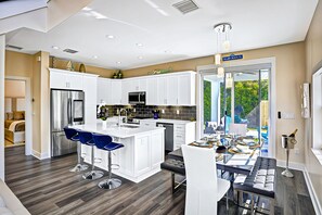 Kjøleskap, mikrobølgeovn, kokeplater og oppvaskmaskin