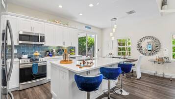 Fridge, microwave, stovetop, dishwasher