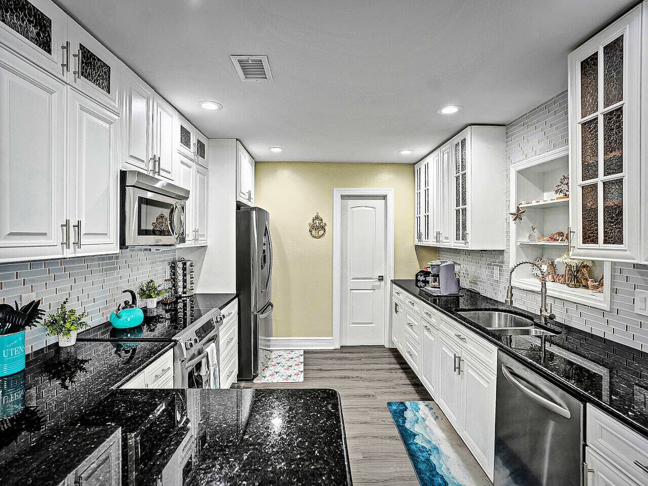 Kühlschrank, Mikrowelle, Herdplatte, Geschirrspüler