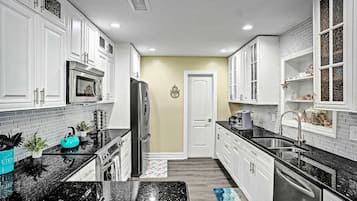 Kühlschrank, Mikrowelle, Herdplatte, Geschirrspüler