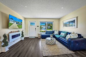 TV, fireplace - Waterfront Htd Pool, Spa, Billiards, Lanai, Canal (Delray Beach)