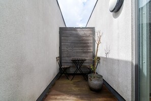 Basic Apartment, 2 Double Beds | Outdoor dining - Inviting 2BD Flat - 1 Min From Deptford Station! (London)