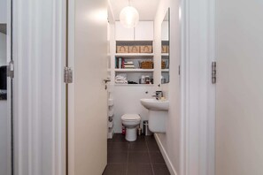 Apartamento básico, 2 camas dobles | Baño | Ducha, secador de pelo, toallas y jabón