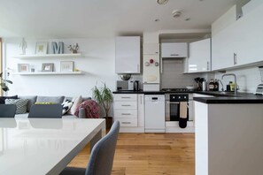 Basic Apartment, 2 Double Beds | Private kitchen | Fridge, microwave, oven, stovetop - Inviting 2BD Flat - 1 Min From Deptford Station! (London)