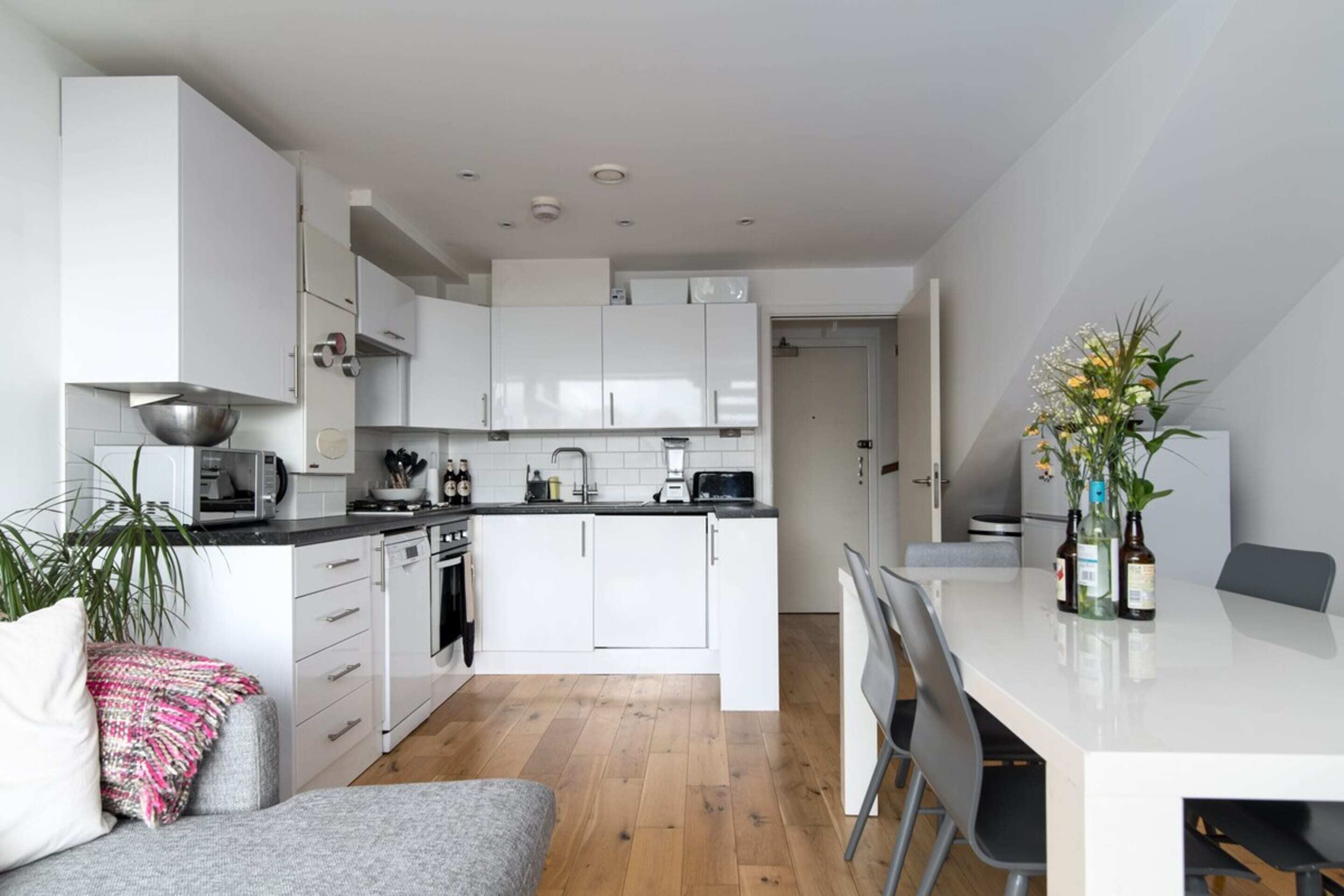 Basic Apartment, 2 Double Beds | Private kitchen | Fridge, microwave, oven, stovetop