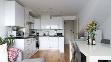 Basic Apartment, 2 Double Beds | Private kitchen | Fridge, microwave, oven, stovetop