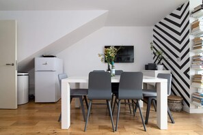 Apartamento básico, 2 camas dobles | Restauración