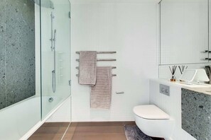 Appartamento Basic, 1 letto king con divano letto | Bagno | Doccia, asciugacapelli, asciugamani, sapone