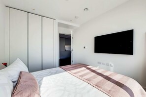 Departamento básico, 1 cama King size y sofá cama | 1 habitación y espacio para trabajar con laptop 